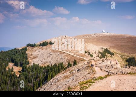 Malerischer Überblick über die Straße, die zum Lovell FAA Radar Site am Medicine Mountain in der Nähe des Medicine Wheel / Medicine Mountain National Historic Landmark i führt Stockfoto