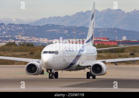 Barcelona, Spanien - 22. Dezember 2024: El Al Israel Boeing 737 auf dem Rollweg am Flughafen El Prat in Barcelona, Spanien. Stockfoto