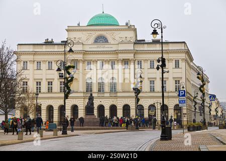 Warschau, Polen - 2. Dezember 2023: Bau der Polnischen Akademie der Wissenschaften in Warschau, Polen. Stockfoto