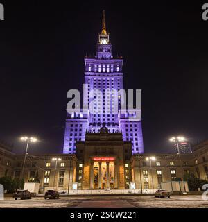 Warschau, Polen - 1. Dezember 2023: Palac Kultury i Nauki (Palast für Kultur und Wissenschaft) in der Nacht, Warschau, Polen. Stockfoto