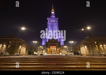 Warschau, Polen - 1. Dezember 2023: Palast für Kultur und Wissenschaft in der Nacht, Warschau, Polen. Stockfoto