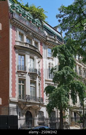 Elegante alte Stadthäuser oder Apartmenthäuser im französischen Beaux-Arts-Stil in der Upper East Side des historischen Viertels von Manhattan Stockfoto