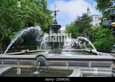 New York, NY - 23. Mai 2024: Brunnen im New York City Hall Park in Lower Manhattan Stockfoto
