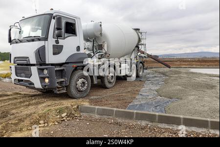 Betonmischwagen zum Ausgießen von Zement bei Straßenbauarbeiten Stockfoto