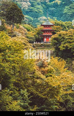 Malerische Aussicht mit Kiyomizu-dera Koyasunoto Pagode im Kiyomizu-dera Tempelkomplex in Kyoto. Stockfoto
