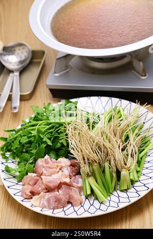 Sendai seri nabe (japanischer Petersilie-Hotpot), seri Roots sind ein köstliches Gericht. Stockfoto