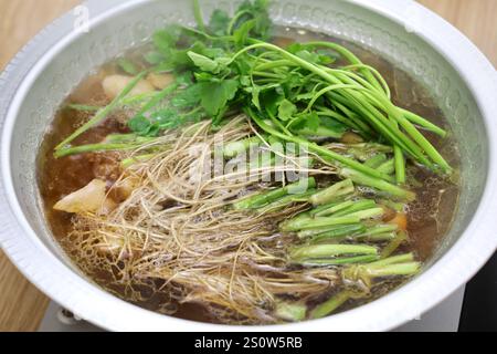 Sendai seri nabe (japanischer Petersilie-Hotpot), seri Roots sind ein köstliches Gericht. Stockfoto