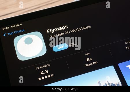 OSTRAVA, TSCHECHIEN – 28. SEPTEMBER 2024: App Store mit Flymaps Map Mobile App wird installiert Stockfoto