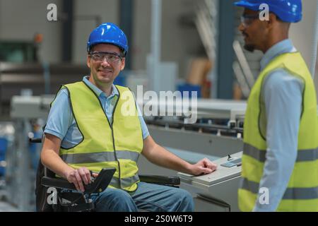Ingenieurteam, afroamerikanischer Mann und einer mit Behinderung, der automatisierte Maschinen in einer Fabrik manuell steuert. Stockfoto