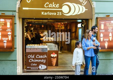 Kunden, die Trdelnik Shop nach dem Kauf verlassen. Prag, Tschechische Republik, Tschechien. Stockfoto