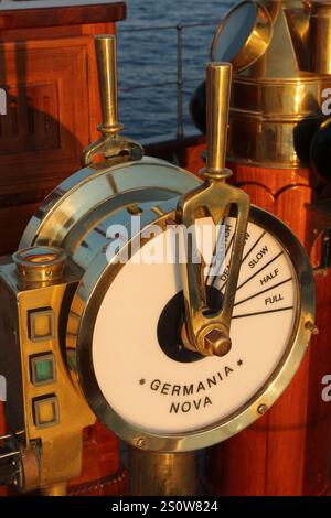 Hebelsteuerung auf Vintage Segelyacht mit Messing- und Holzdetails Stockfoto