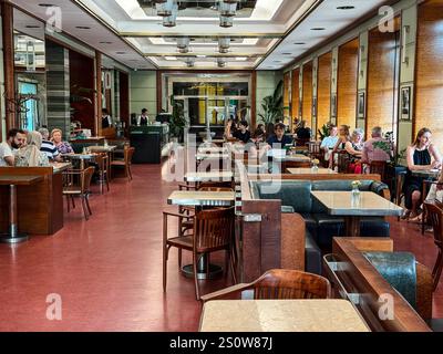 Gäste im Kavarna Slavia, Cafe Slavia, Prag, Tschechien, Tschechien. Jugendstildekor. Stockfoto
