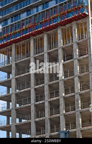 Nahaufnahme eines im Bau befindlichen mehrstöckigen Betongebäudes. Das Bild zeigt das Gerüst, das Gerüst und die tragenden Strukturen. Th Stockfoto