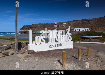 Los Molinos, Spanien - 28. November 2024: Das kleine Dorf Puertito de Los Molinos auf der Insel Fuerteventura beherbergt einen schönen Strand und einige Höhlen Stockfoto