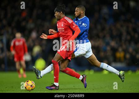 Anthony Elanga aus Nottingham Forest unter Druck von Beto of Everton während des Premier League-Spiels zwischen Everton und Nottingham Forest im Goodison Park, Liverpool am Sonntag, den 29. Dezember 2024. (Foto: Jon Hobley | MI News) Credit: MI News & Sport /Alamy Live News Stockfoto