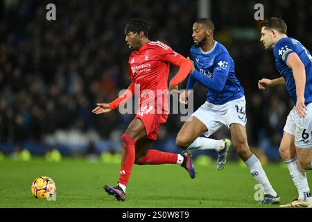 Anthony Elanga aus Nottingham Forest unter Druck von Beto of Everton während des Premier League-Spiels zwischen Everton und Nottingham Forest im Goodison Park, Liverpool am Sonntag, den 29. Dezember 2024. (Foto: Jon Hobley | MI News) Credit: MI News & Sport /Alamy Live News Stockfoto