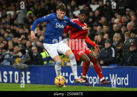 Nathan Patterson aus Everton unter Druck von Anthony Elanga aus Nottingham Forest während des Premier League-Spiels zwischen Everton und Nottingham Forest im Goodison Park, Liverpool am Sonntag, den 29. Dezember 2024. (Foto: Jon Hobley | MI News) Credit: MI News & Sport /Alamy Live News Stockfoto