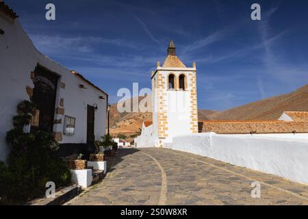 Fuerteventura, Spanien - 29. November 2024: Kirche der Heiligen Maria von Betancuria. Ursprünglich 1410 in französischer Gotik erbaut und hat eine ziemlich tragische Stockfoto