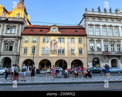 Passagiere warten an der Straßenbahnhaltestelle Malostranske Square, Kleinstadt (Mala Strana), Prag, Tschechien, Tschechien. Stockfoto