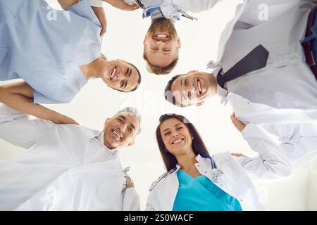 Gruppenporträt Glücklicher Ärzte Und Krankenschwestern Im Kreis Stockfoto
