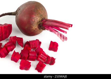 Rote Bete und Stücke geschnittener Rote Bete, isoliert auf weißem Hintergrund. Freier Platz für Text. Stockfoto