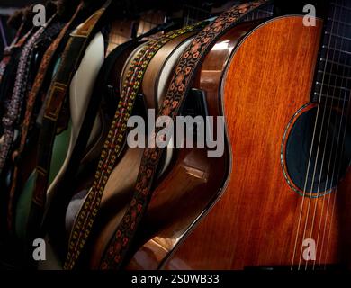 Gitarren – viele Akustik-, Bass- und E-Gitarren stehen hinter der Bühne in einem Live-Musikstudio oder in einem Aufnahmestudio. Stockfoto