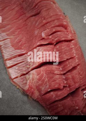 Zubereitung eines köstlichen weihnachtsessens mit frischem, dünn geschnittenem Karpfenfilet in prag, tschechien Stockfoto