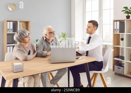 Financial Adviser Consulting Senior Pärchen In Office Meeting Stockfoto