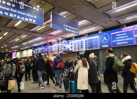 Eurostar verkehrt zwischen Weihnachten Neujahr am Bahnhof St. Pancras im Norden Londons, Dezember 2024. Stockfoto