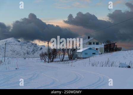 Wunderbarer Winterblick auf rot-weiße Gebäude und bewölkten Himmel. Typische Naturlandschaft der Lofoten und Vesteralen Inseln. Norwegen. Stockfoto