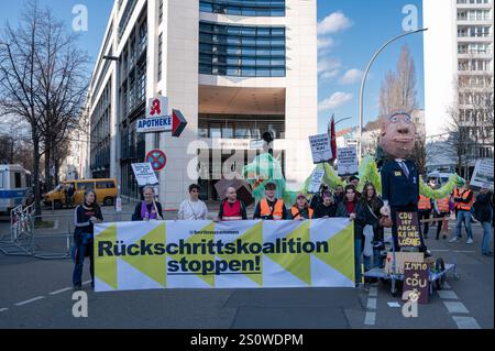 18.03.2023, Berlin, Deutschland, Europa - Menschen protestieren vor dem SPD-Hauptquartier gegen die geplante große Koalition. Stockfoto