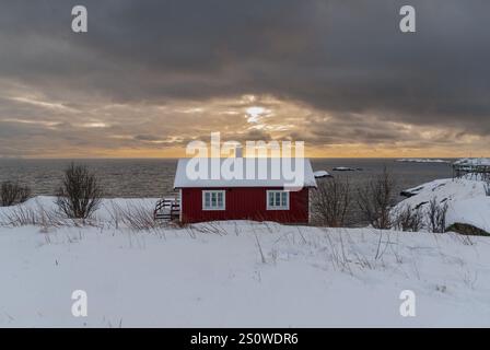 Wunderbarer Winterblick auf die rot-weißen Gebäude und den bewölkten Himmel. Typische Naturlandschaft der Lofoten und Vesteralen Inseln. Norwegen. Stockfoto