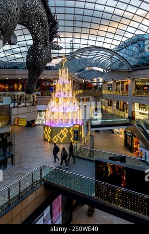 LEEDS, GROSSBRITANNIEN - 24. DEZEMBER 2024. Das Innere des Trinity Shopping Centre im Stadtzentrum von Leeds zur Weihnachtszeit mit Dekorationen und beleuchtetem CH Stockfoto