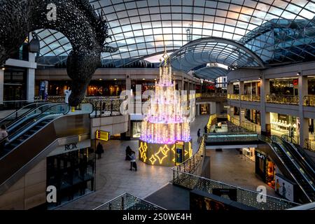 LEEDS, GROSSBRITANNIEN - 24. DEZEMBER 2024. Das Innere des Trinity Shopping Centre im Stadtzentrum von Leeds zur Weihnachtszeit mit Dekorationen und beleuchtetem CH Stockfoto