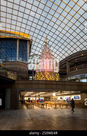 LEEDS, GROSSBRITANNIEN - 24. DEZEMBER 2024. Das Innere des Trinity Shopping Centre im Stadtzentrum von Leeds zur Weihnachtszeit mit dem Apple Store und Beleuchtung Stockfoto