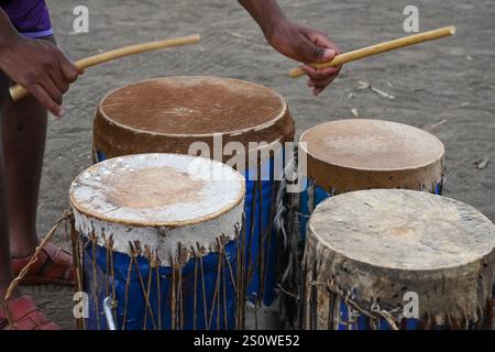 Nahaufnahme der Hände schwarzer Mann, der eine afrikanische Volkstrommel spielt. Das Konzept der Volksmusik Stockfoto