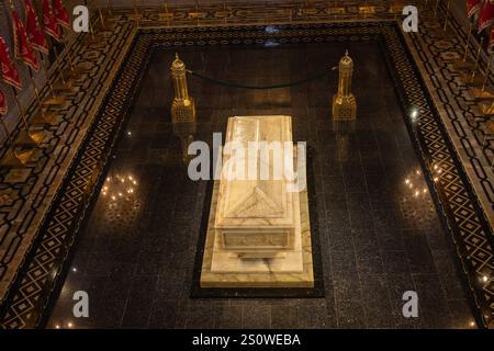 MAROKKO. RABAT. DAS MAUSOLEUM MOHAMMED V. BEHERBERGT DIE GRÄBER VON KÖNIG MOHAMMED V. - DEM EHEMALIGEN SULTAN SIDI MOHAMMED BEN YOUSSEF - UND SEINEN SÖHNEN, PRINZ MOULAY A. Stockfoto