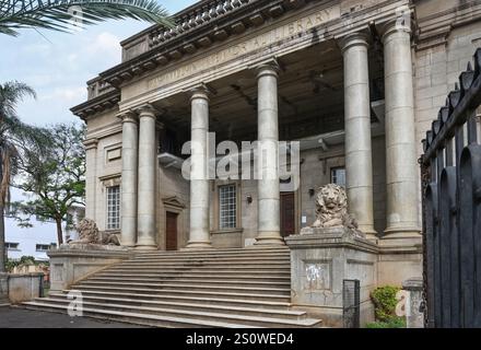 NAIROBI DOWNTOWN, KENIA - 13. NOVEMBER 2022: Fassade der McMillan Memorial Library in Nairobi. Kenia, Afrika Stockfoto