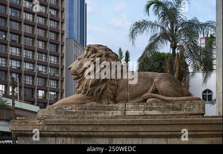 NAIROBI DOWNTOWN, KENIA - 13. NOVEMBER 2022: Skulptur eines Löwen, der den Eingang zur McMillan-Bibliothek in Nairobi bewacht. Kenia, Afrika Stockfoto