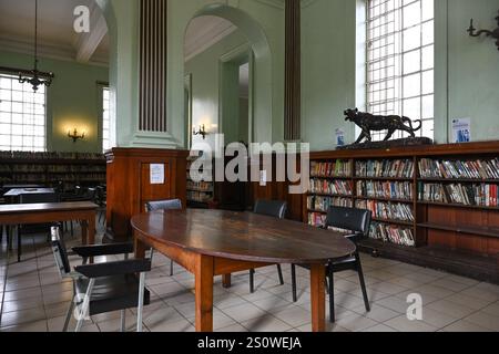 NAIROBI DOWNTOWN, KENIA - 13. NOVEMBER 2022: Innenraum des Lesesaals der McMillan-Gedenkbibliothek in Nairobi. Kenia, Afrika Stockfoto
