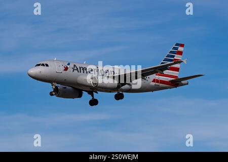 Internationaler Flughafen Sky Harbor 12-28-2024 Phoenix AZ USA American Airlines Airbus A319 N825AW Abfahrt ab 7L am Sky Harbor Intl. Flughafen. Stockfoto