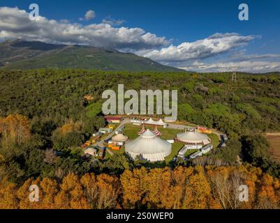 Luftaufnahme des Circ Cric Circus, in Sant Esteve de Palautordera, am Fuße von Montseny (Vallès Oriental, Barcelona, ​​Catalonia, Spanien) Stockfoto