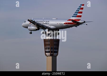 Internationaler Flughafen Sky Harbor 12-28-2024 Phoenix AZ USA American Airlines Airbus A319 N825AW Abfahrt ab 7L am Sky Harbor Intl. Flughafen. Stockfoto