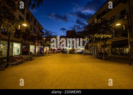 Plaza Major (Hauptplatz) von Sant Esteve de Palautordera, bei Nacht (Vallès Oriental, Barcelona, ​​Catalonia, Spanien) Stockfoto