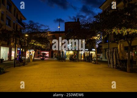 Plaza Major (Hauptplatz) von Sant Esteve de Palautordera, bei Nacht (Vallès Oriental, Barcelona, ​​Catalonia, Spanien) Stockfoto