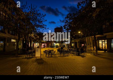 Plaza Major (Hauptplatz) von Sant Esteve de Palautordera, bei Nacht (Vallès Oriental, Barcelona, ​​Catalonia, Spanien) Stockfoto