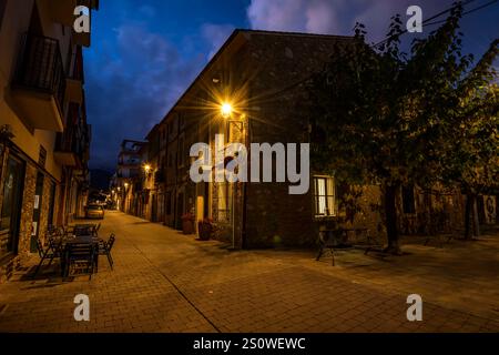 Plaza Major (Hauptplatz) von Sant Esteve de Palautordera, bei Nacht (Vallès Oriental, Barcelona, ​​Catalonia, Spanien) Stockfoto