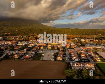 Aus der Vogelperspektive auf das Dorf Sant Esteve de Palautordera und die umliegenden Felder bei Sonnenuntergang im Herbst (Vallès Oriental Barcelona Katalonien Spanien) Stockfoto