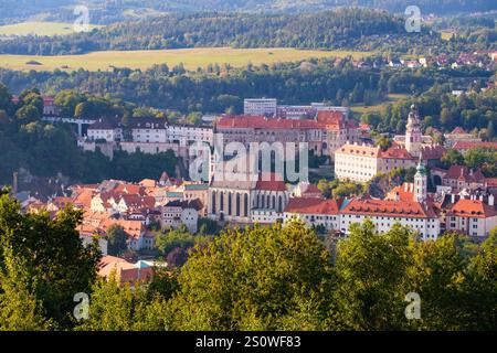 Blick auf die Stadt vom Kreuzberg (Krizovy Vrch, Krizova Hora), Cesky Krumlov. Tschechien, Tschechien. Kirche St. Veit in der Bildmitte. Stockfoto