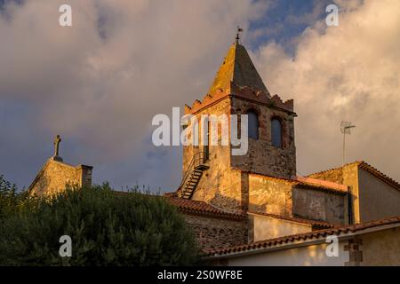 Glockenturm der Kirche Sant Esteve de Palautordera bei Sonnenuntergang (Vallès Oriental, Barcelona, ​​Catalonia, Spanien) Stockfoto